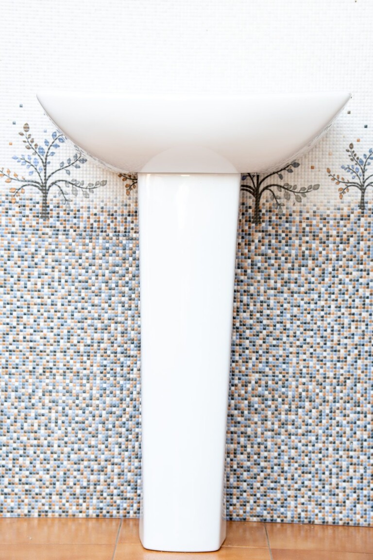Pedestal Basin White Wide Rim