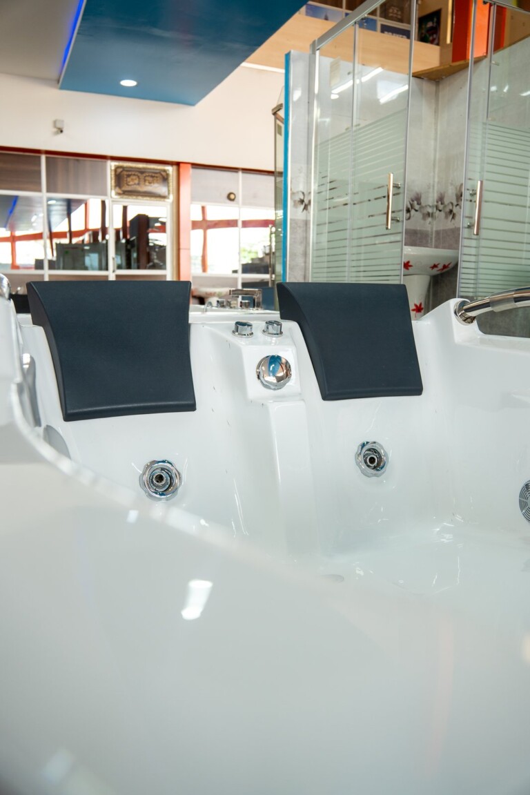 Whirlpool Jacuzzi Bathtub White with Headrests